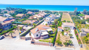 Case Vacanze Mare Nostrum, villas in front of the Beach with pool - Pool is open!, Campofelice Di Roccella